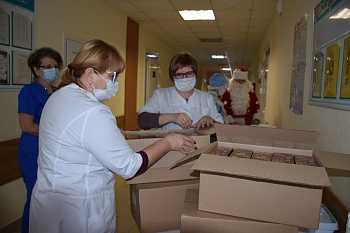 Маленькие пациенты каневской ЦРБ получили новогодние подарки
