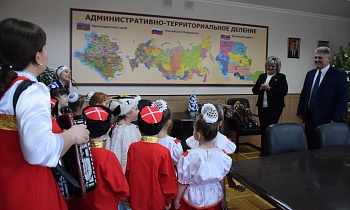 В гости к главе района с добрыми пожеланиями