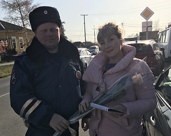 В День матери каневские полицейские дарили мамам-водителям цветы