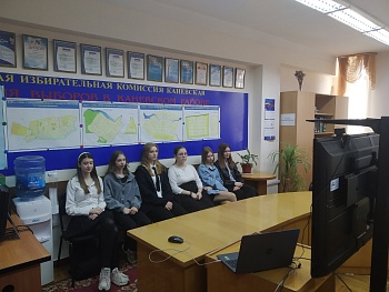 Занятие в Молодежной школе правовой и политической культуры