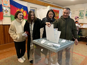 Каневчане приходят на избирательные участки всей семьей