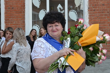 Замглавы района Елена Тыщенко поздравила учащихся пятой школы с Днем знаний