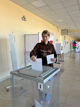 На избирательные участки спешат люди всех возрастов