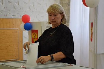 В Привольной заключительный день голосования начался с поздравлений 