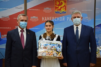 Новогодние подарки от ЗСК получили школьники района