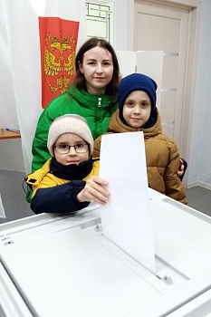 Каневчане приходят на избирательные участки всей семьей