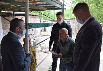 Депутат ЗСК Борис Юнанов поздравил с праздником Великой Победы ветеранов Каневского района