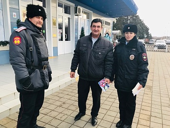 Каневские дорожные полицейские провели акцию «ПДД соблюдаешь – счастье в семье сохраняешь!»