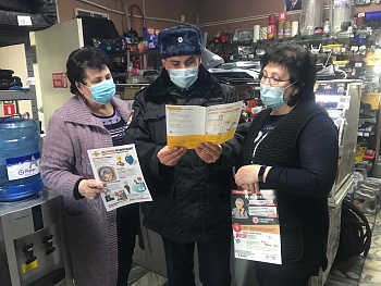 Сотрудники полиции и общественники убеждают каневчан говорить мошенникам «нет»