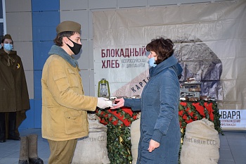 Кусочки «блокадного хлеба» раздают волонтеры в Каневском районе в память о 77-ой годовщине освобождения Ленинграда