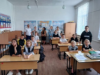 Дорожные полицейские провели профилактическую беседу с учениками девятой школы хутора Труд