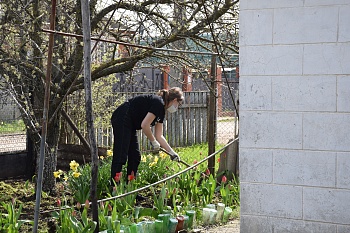 В преддверии майских праздников каневские волонтеры убрали во дворе у ветерана