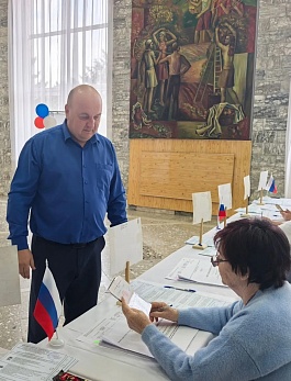 До завершения первого дня голосования остаётся менее часа