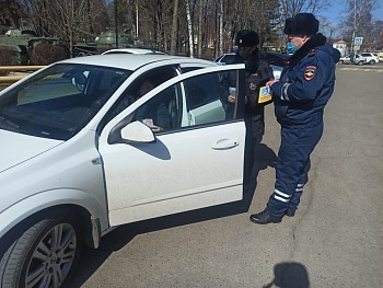 Листовки с советами для водителей раздавали дорожные полицейские Каневского района 