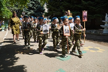 С портретом прадеда в руках