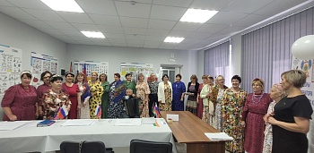 И танцуют, и голосуют на участке № 17-49