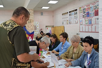 В Привольной заключительный день голосования начался с поздравлений 