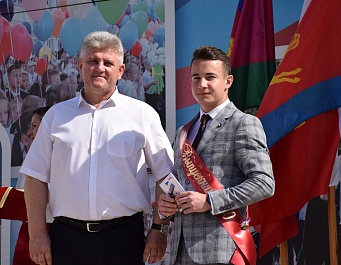 Медали торжественно вручить!