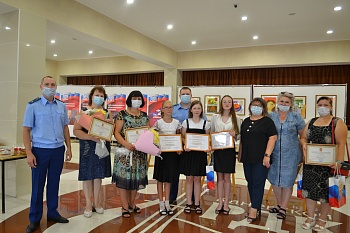 Победительниц конкурса рисунков, посвященного 300-летию прокуратуры России, чествовали в РДК