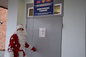 Маленькие пациенты каневской ЦРБ получили новогодние подарки