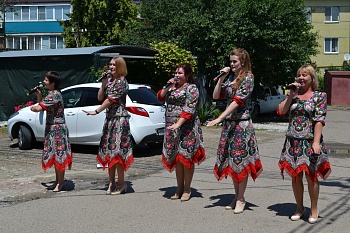 Каневчане спели всем двором