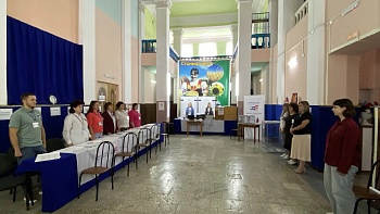 Работа избирательных участков началась с гимна Российской Федерации