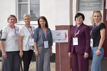 До завершения первого дня голосования остаётся менее часа