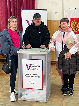 Каневчане приходят на избирательные участки всей семьей