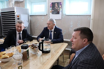 Жён и матерей участников спецоперации поздравили с 8 Марта