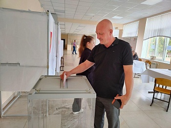 Глава района, его заместители, руководители поселений посетили избирательные участки в первый день выборов