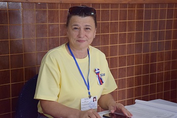 Председатель ТИК Каневская Елена Асаул поздравила члена участковой комиссии с днём рождения