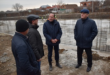 Глава района Александр Герасименко оценил масштаб строительства нового здания второй школы