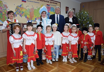 В гости к главе района с добрыми пожеланиями