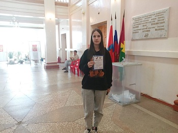 На избирательные участки спешат люди всех возрастов