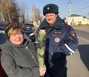 В День матери каневские полицейские дарили мамам-водителям цветы