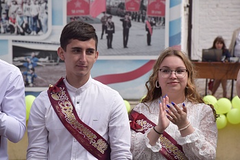 Выпускников первой школы с праздником последнего звонка поздравила первый замглавы района Елена Тыщенко