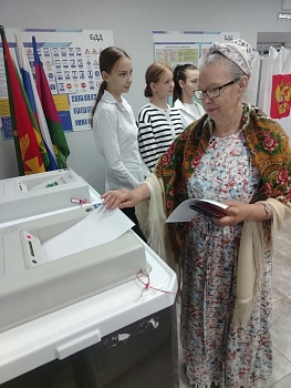 И танцуют, и голосуют на участке № 17-49