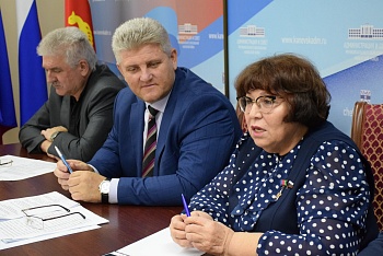 Наталья Боева поделилась политическим опытом с молодыми депутатами Каневского района