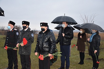 В память о героях-освободителях – цветы у Вечного огня