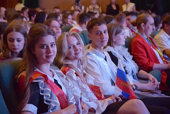В Каневском РДК прошёл районный праздник последнего звонка