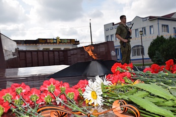 К обелиску Славы возложили цветы в День памяти и скорби