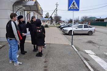 Полицейские вместе с активистами молодежного патруля провели акцию «Я – грамотный пешеход!»