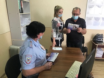 В Каневском районе полицейские и общественники провели обучающий мастер-класс по использованию портала Госуслуг