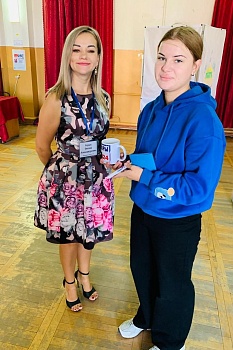 С подарками встречают на участках именинников и впервые голосующих