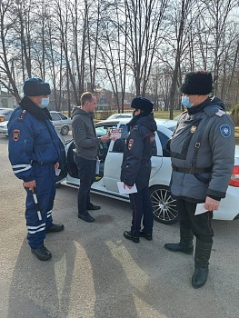 Каневские дорожные полицейские напомнили водителям и пешеходам ПДД в рамках акции «Водитель, внимание! У детей каникулы»