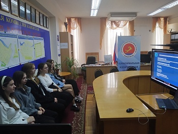 Занятие в Молодежной школе правовой и политической культуры