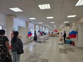 Работа избирательных участков началась с гимна Российской Федерации