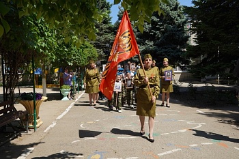 С портретом прадеда в руках