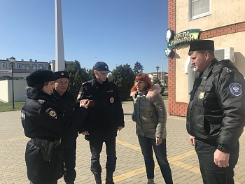 В Каневском районе общественница проверила работу нарядов патрульно-постовой службы