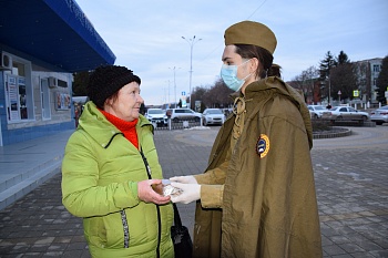 Кусочки «блокадного хлеба» раздают волонтеры в Каневском районе в память о 77-ой годовщине освобождения Ленинграда
